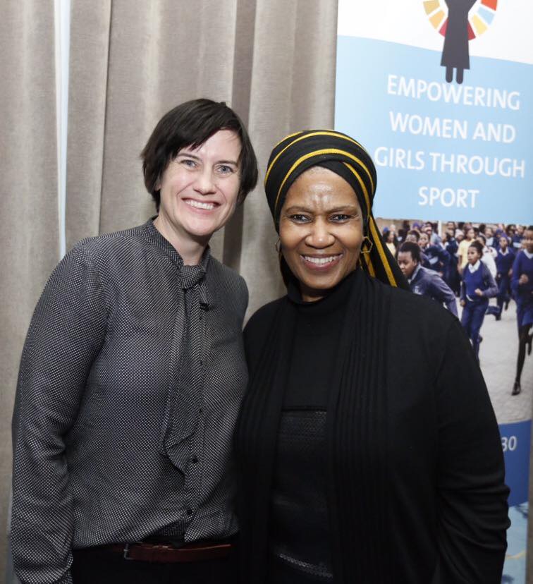 Phumzile Mlambo-Ngcuka, Präsidentin von UN Women, dankt Boxgirls-Gründerin Heather Cameron für ihre Arbeit mit Frauen und Mädchen in Südafrika (Foto: UN Women).